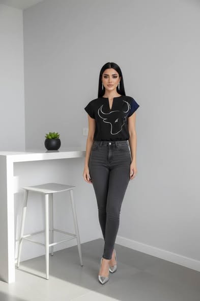 Black Graphic Bull Top – Size Medium - Beauty&Beyond