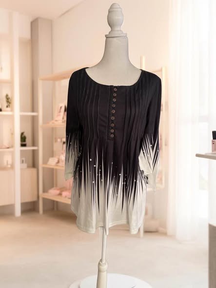 BLACK/WHITE OMBRE BLOUSE SIZE M - Beauty&Beyond