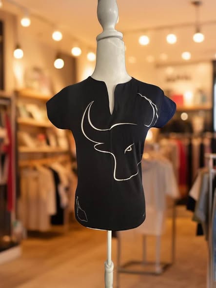 Black Graphic Bull Top – Size Medium - Beauty&Beyond