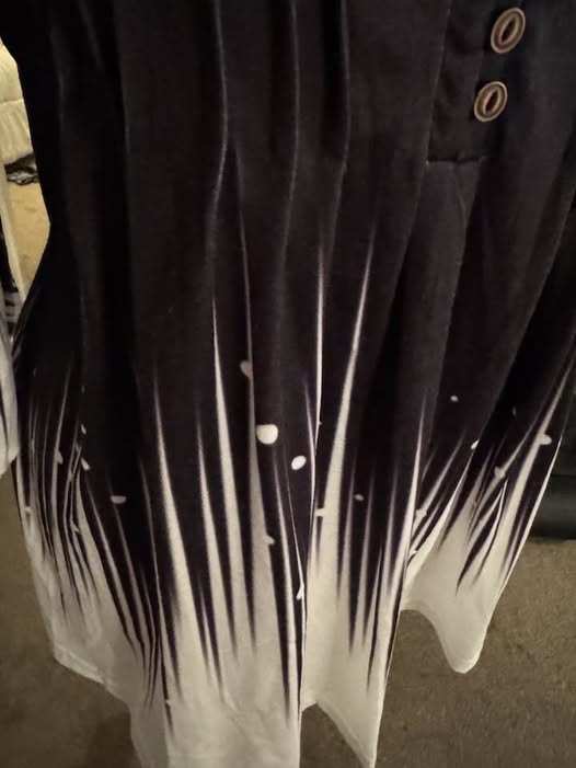 BLACK/WHITE OMBRE BLOUSE SIZE M - Beauty&Beyond