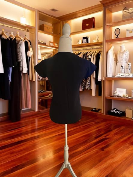 Black Graphic Bull Top – Size Medium - Beauty&Beyond