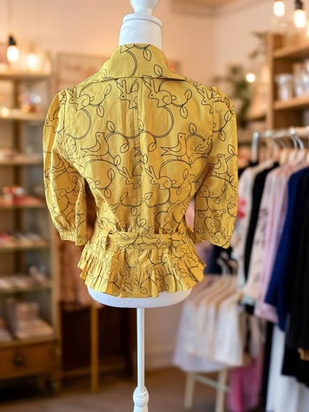 YELLOW JACKET SIZE M - Beauty&Beyond