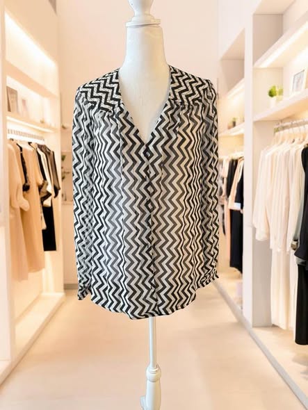 BLACK/WHITE STRIPE BLOUSE SIZE M - Beauty&Beyond