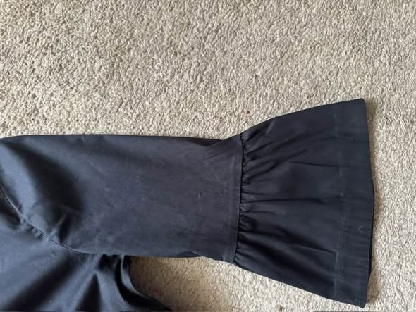 Black V-Neck Bell Sleeve Blouse – Size 2 - Beauty&Beyond