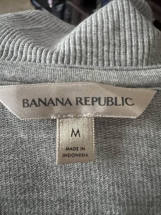 Banana Republic Women's Gray V-Neck Collared Knit Top – Size Medium (New)